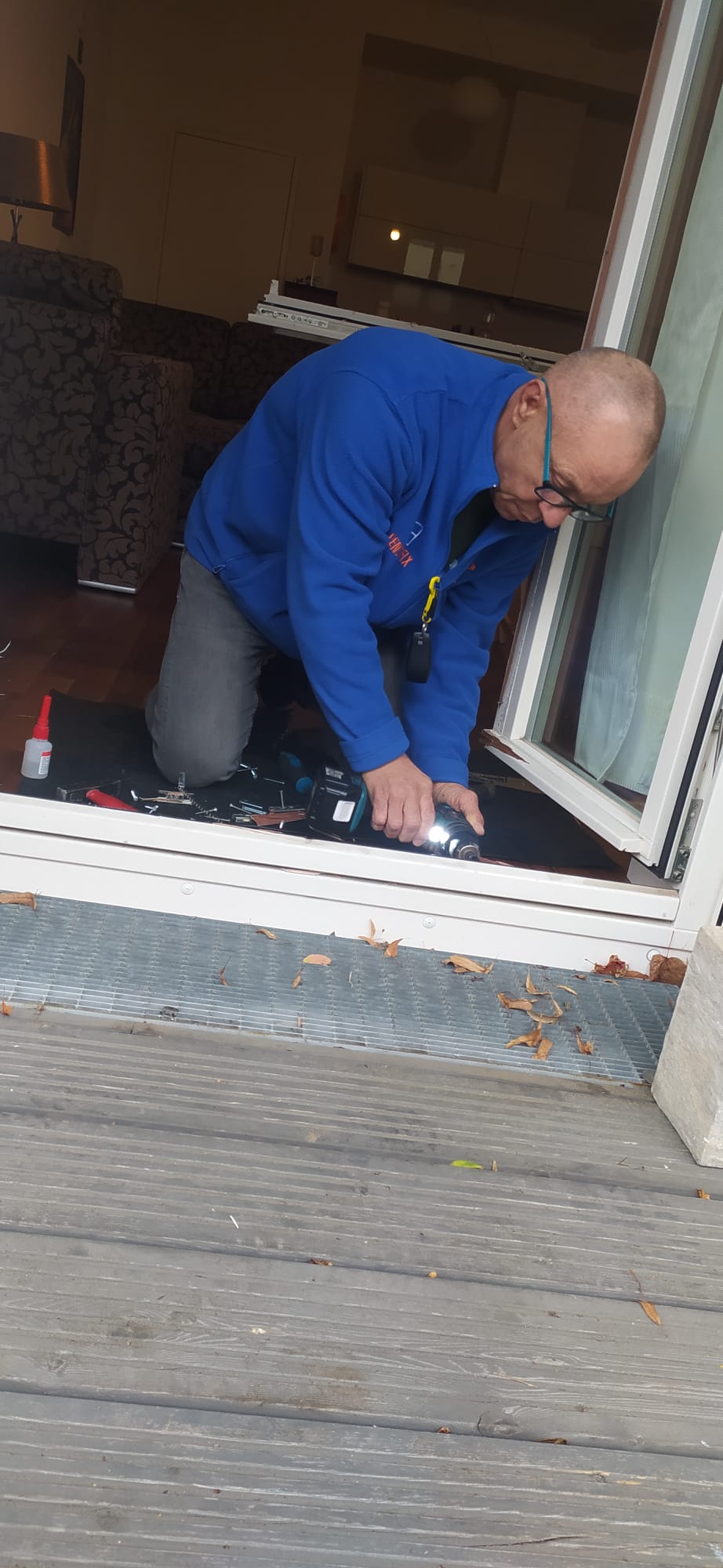 FensterFix Monteur bei einem dringenden Fenstereinsatz
